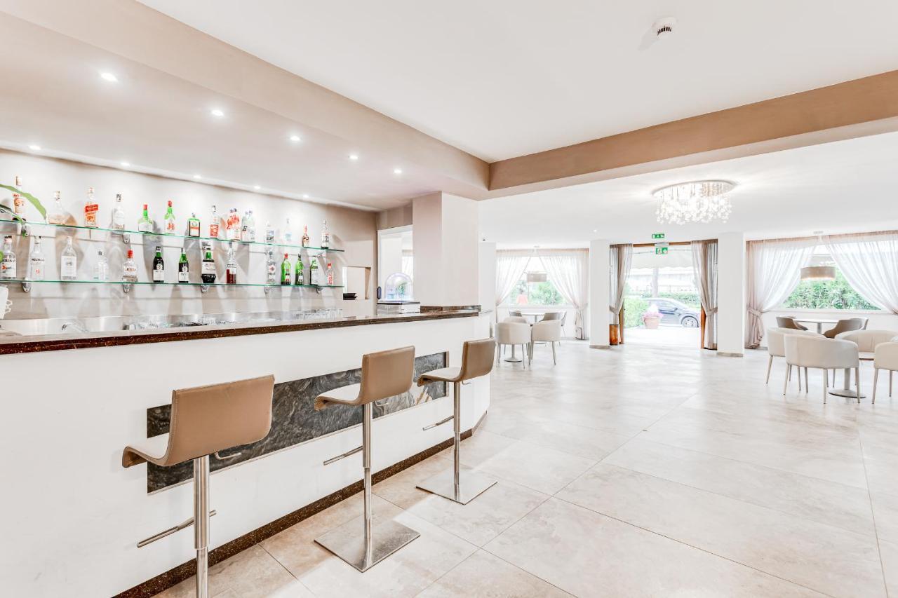 Hotel Schiller Cervia Buitenkant foto