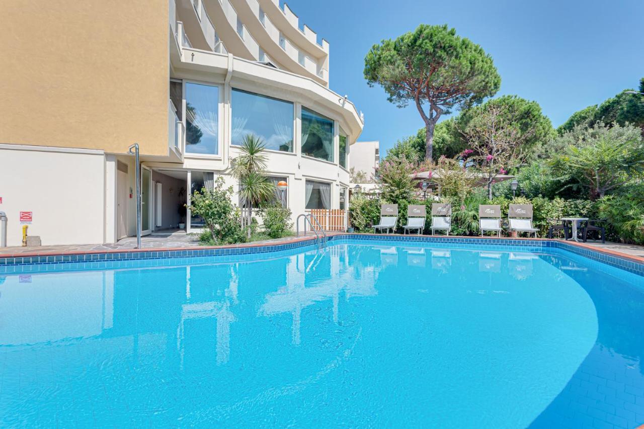 Hotel Schiller Cervia Buitenkant foto