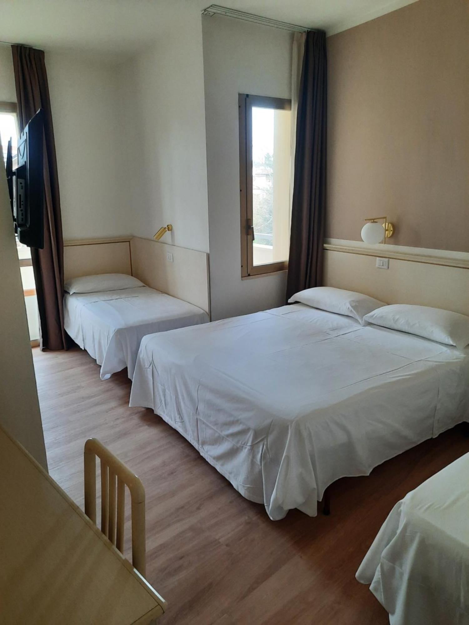 Hotel Schiller Cervia Buitenkant foto