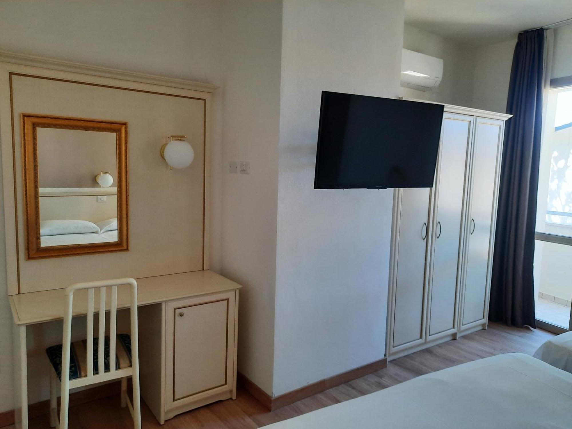 Hotel Schiller Cervia Buitenkant foto