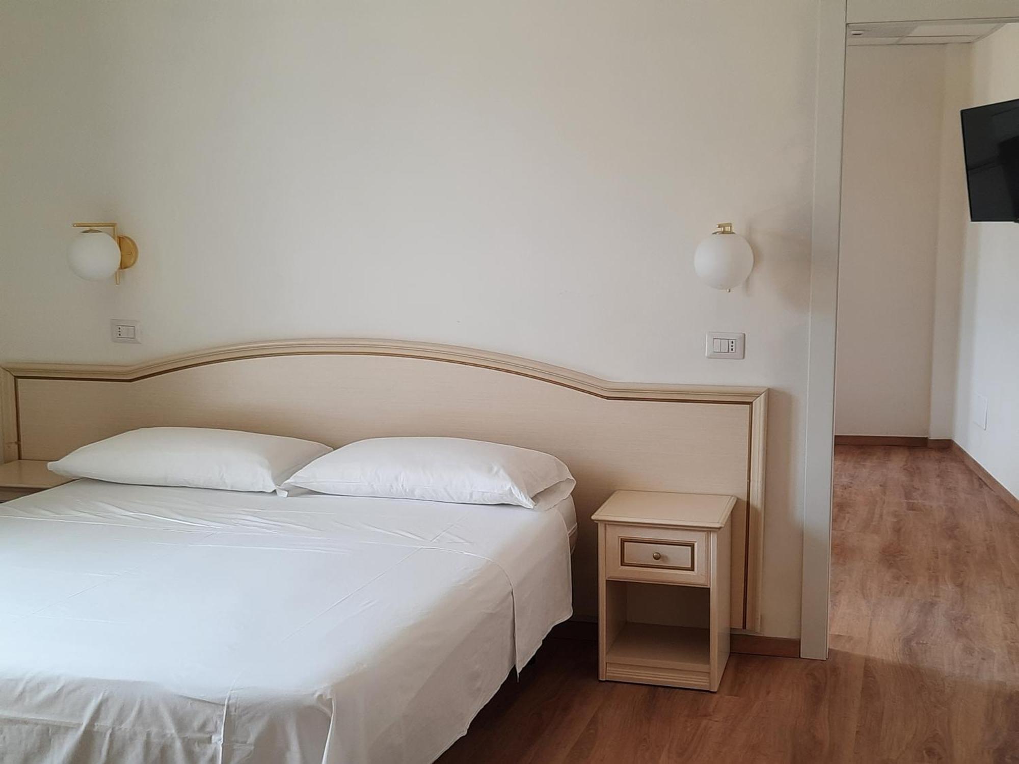 Hotel Schiller Cervia Buitenkant foto